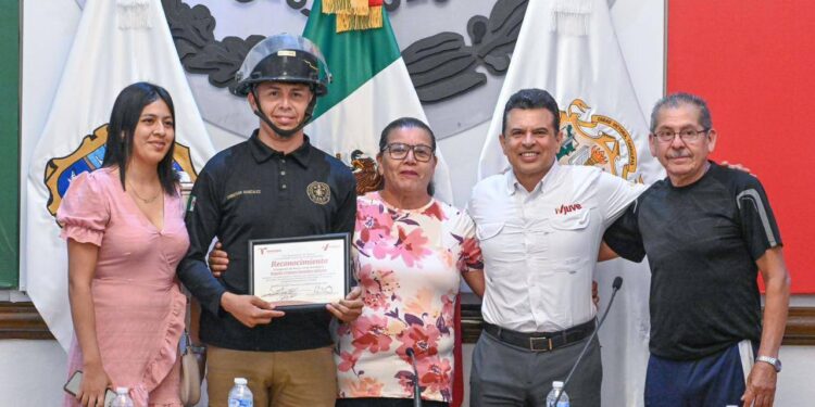 Reconoce Cabildo de Victoria acto heroico de bombero.