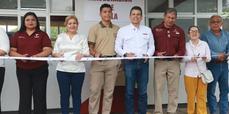 Entrega presidente Gattás aula a secundaria del ejido La Presa