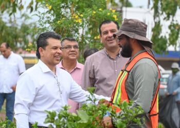 Supervisa Eduardo Gattás trabajos de limpieza y poda en Victoria