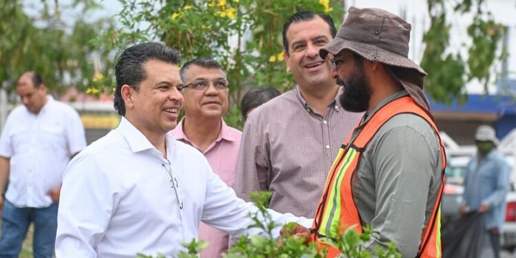 Supervisa Eduardo Gattás trabajos de limpieza y poda en Victoria