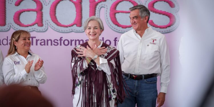 Cumplen Américo y María de Villarreal a las  familias de Jaumave