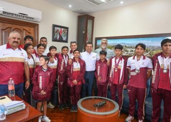 Recibe alcalde de Victoria a medallistas.