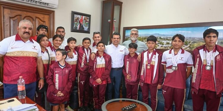 Recibe alcalde de Victoria a medallistas.