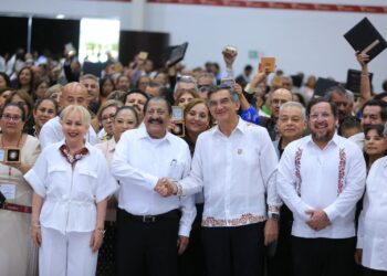 Refrenda Américo alianza con maestros;  entrega 284 condecoraciones