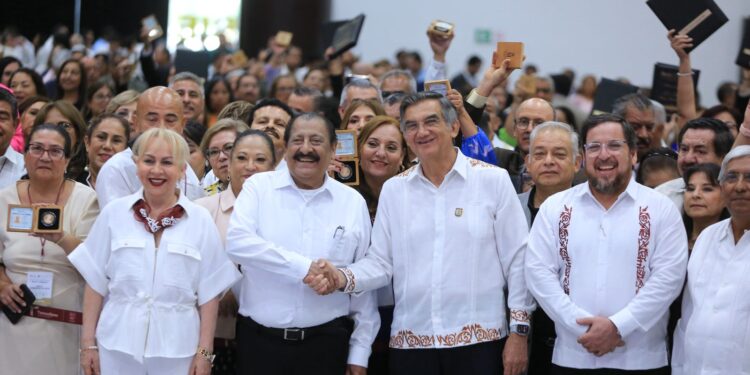 Refrenda Américo alianza con maestros;  entrega 284 condecoraciones