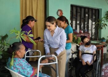 Lucy de Gattás recorre la ciudad para entregar apoyos en los hogares de las familias victorenses.