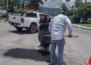 Intenso operativo de bacheo tras reportes por lluvias en la Capital.