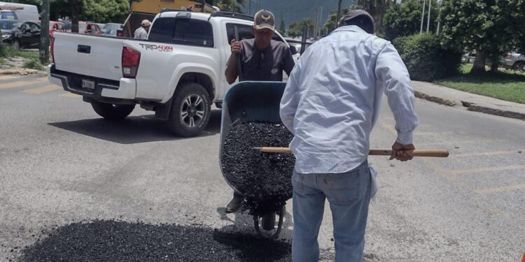 Intenso operativo de bacheo tras reportes por lluvias en la Capital.