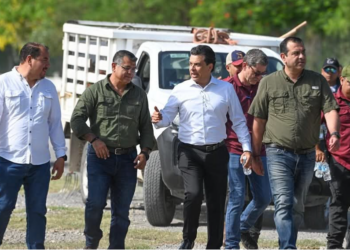 Con limpieza, instalación de luminarias y bacheo se transforma Victoria.