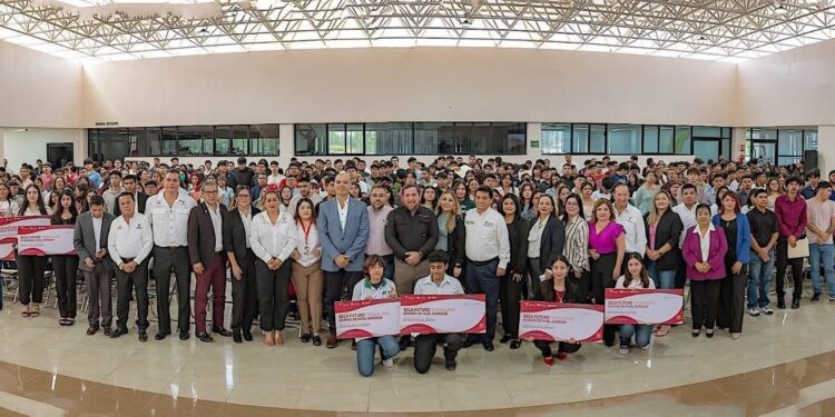 Entregan becas “Futuro Tamaulipas Jóvenes de Nivel Superior” en Nuevo Laredo