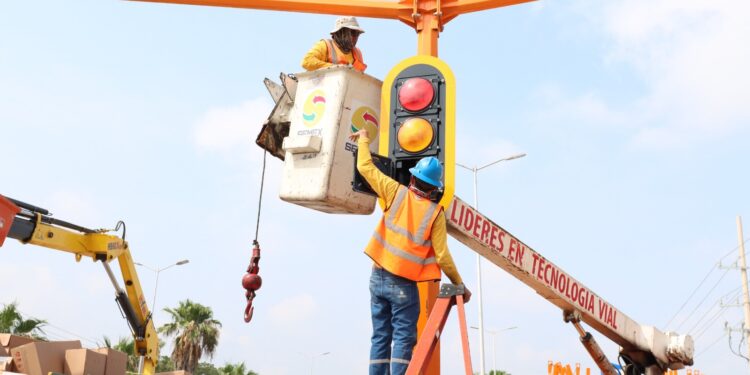 Avanza modernización en la capital de Tamaulipas; red semafórica registra 50 % de avance