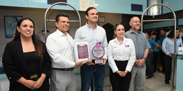 DIF Victoria entrega insignia a empresa inclusiva