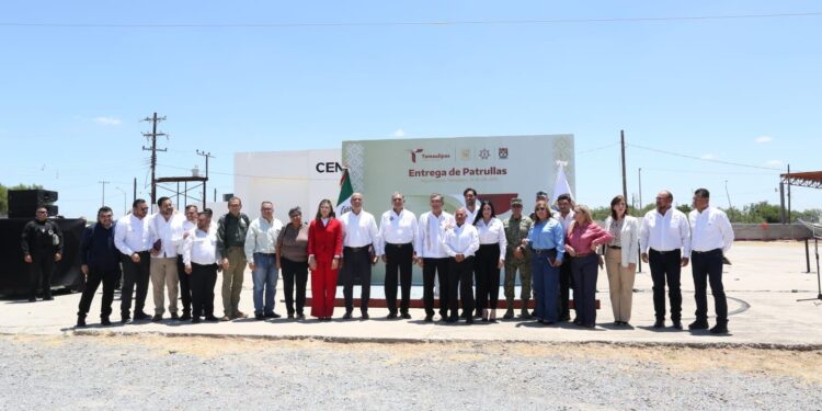 Entrega gobernador de Tamaulipas nuevos vehículos para seguridad pública