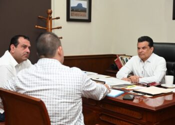 Política interna y externa en Victoria, con buen resultado.