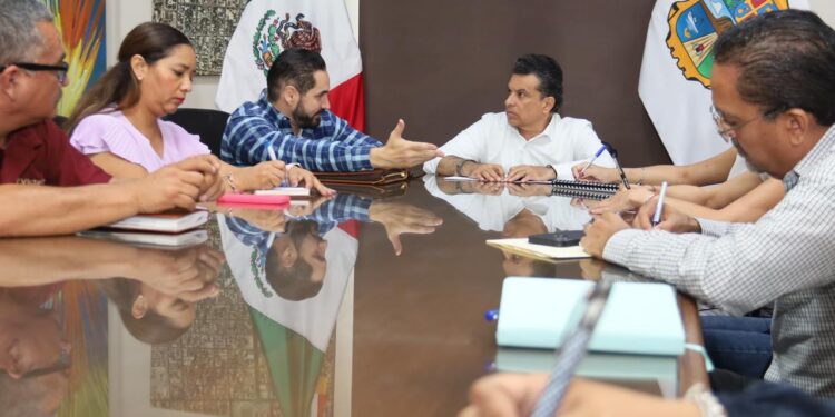 Sostiene alcalde Lalo Gattás reunión de trabajo con Gabinete Económico.