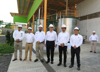 Recorre gobernador Américo Villarreal planta que transforma plásticos en combustibles en  Altamira