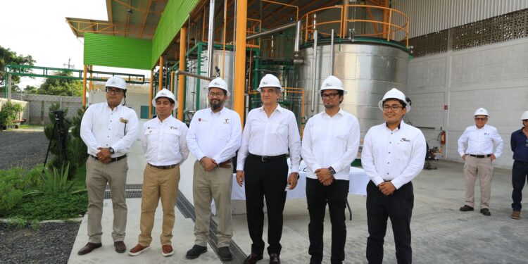 Recorre gobernador Américo Villarreal planta que transforma plásticos en combustibles en  Altamira