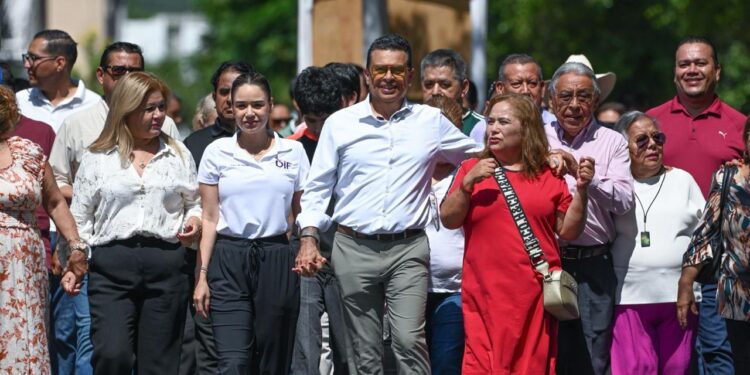Entregan dos calles pavimentadas en Lomas de Calamaco