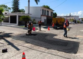 Obras públicas acelera programa de bacheo en colonias de Victoria.
