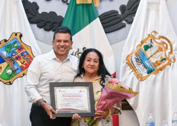 Reconoce Cabildo trayectoria de la Mtra. Lupita Perea Almanza.