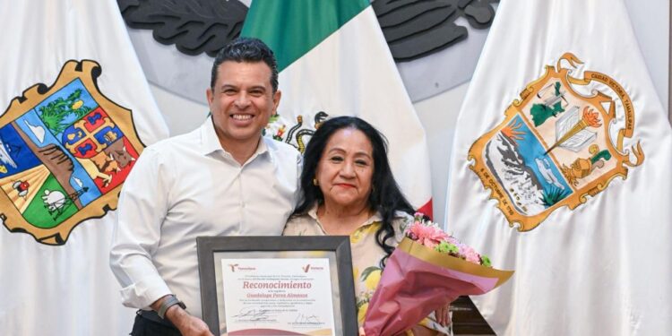 Reconoce Cabildo trayectoria de la Mtra. Lupita Perea Almanza.