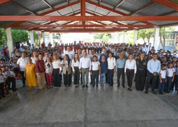 Entrega alcalde Eduardo Gattás aula educativa en el arranque del ciclo escolar 2025–2026 en Victoria