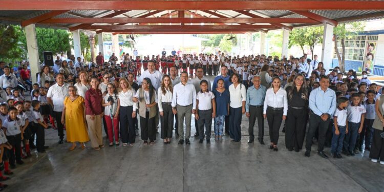 Entrega alcalde Eduardo Gattás aula educativa en el arranque del ciclo escolar 2025–2026 en Victoria