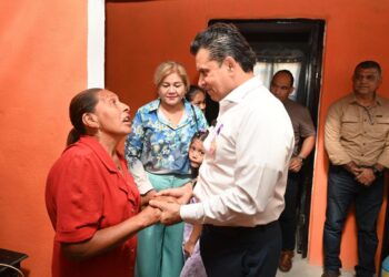 Entrega Lalo Gattás vivienda a familia de la Esfuerzo Popular.