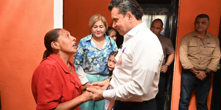 Entrega Lalo Gattás vivienda a familia de la Esfuerzo Popular.