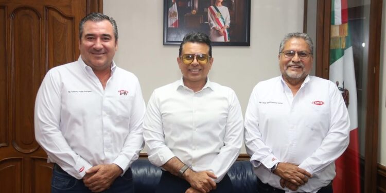 Constructores reconocen trabajo de transformación de Lalo Gattás en Victoria