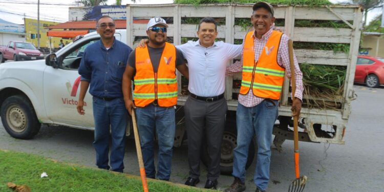 Supervisa alcalde Eduardo Gattás labores de limpieza y mantenimiento en vialidades de Victoria