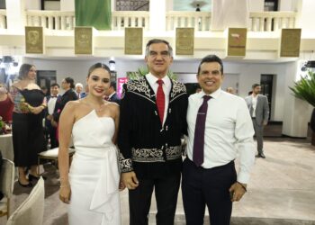 Lalo y Lucy Gattás participan en la ceremonia del Grito de Independencia en Victoria