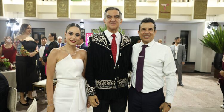 Lalo y Lucy Gattás participan en la ceremonia del Grito de Independencia en Victoria