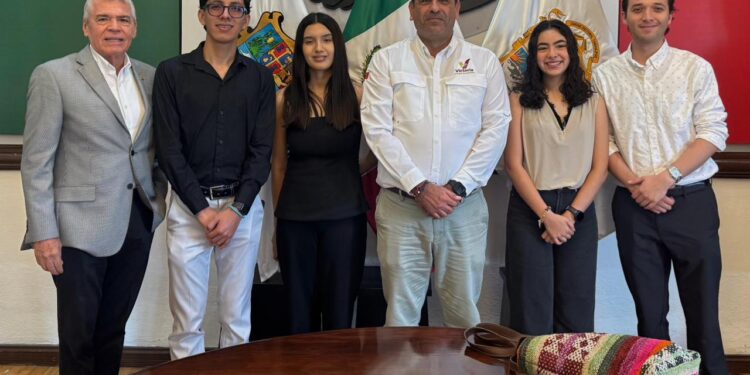 Visitan Alumnos de la Universidad La Salle Victoria la presidencia.