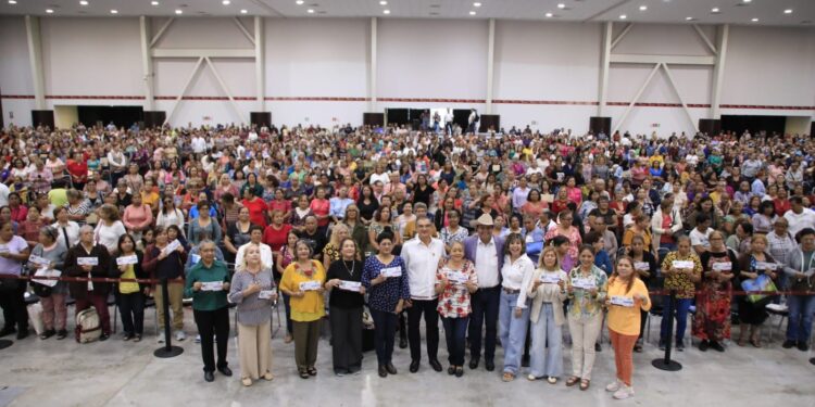 Entrega Américo Villarreal tarjetas del programa Pensión Mujeres Bienestar; llegará a 93 mil tamaulipecas.