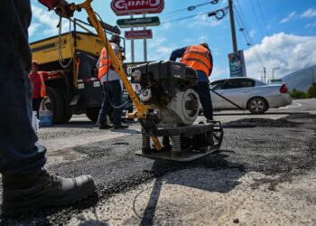 Después de las lluvias, Ayuntamiento repara calles dañadas