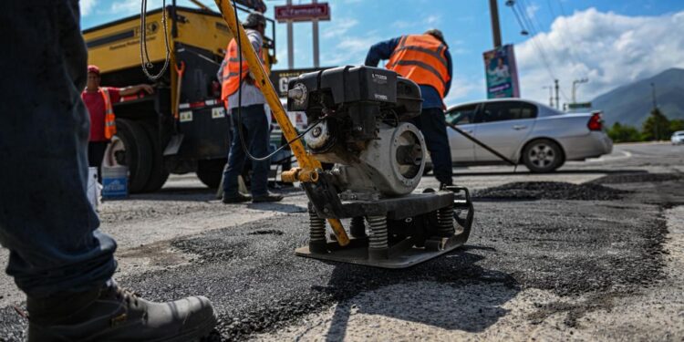 Después de las lluvias, Ayuntamiento repara calles dañadas