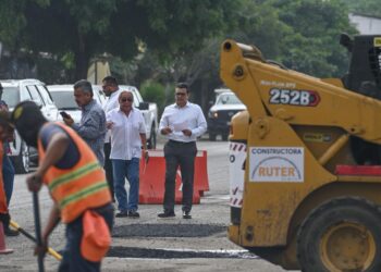 Con bacheo, mejora la ruta comercial de Teocaltiche.