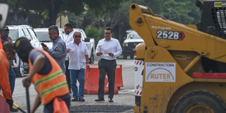 Con bacheo, mejora la ruta comercial de Teocaltiche.