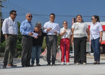 Supervisa Lalo Gattás pavimentación con concreto hidráulico en la colonia Sierra Madre.