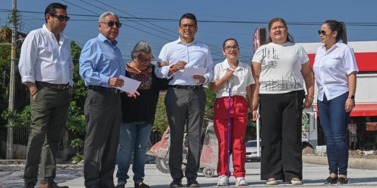 Supervisa Lalo Gattás pavimentación con concreto hidráulico en la colonia Sierra Madre.