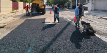 Cuadrillas siguen eliminando baches de avenidas y calles de Victoria.