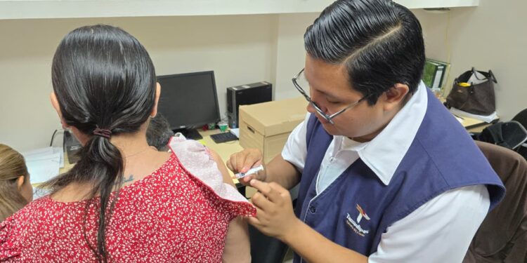 Inicia Secretaría de Salud de Tamaulipas campaña de vacunación para la temporada invernal