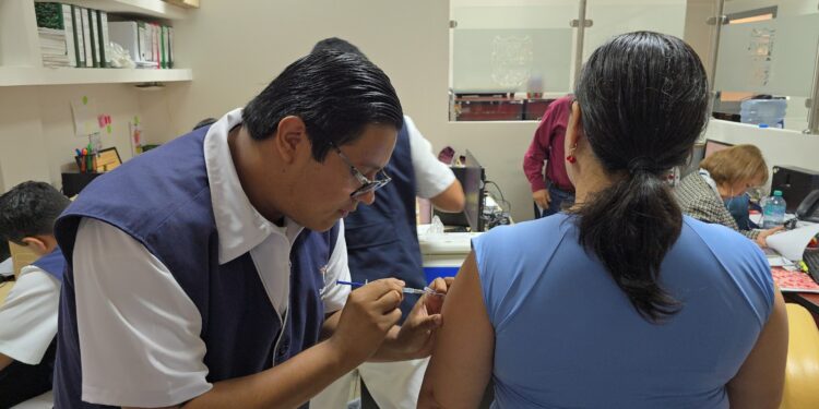 Invita SST a vacunarse contra influenza, COVID-19 y  neumococo