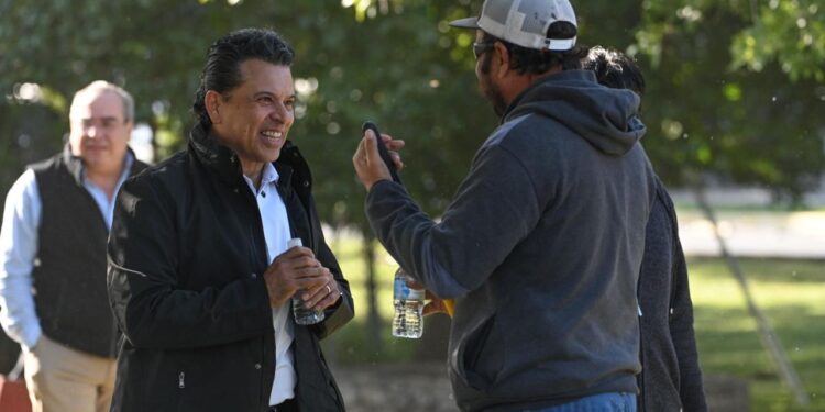 Embellece Municipio la Capital para temporada navideña.