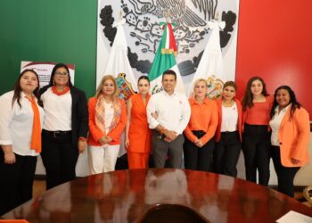 Firma Victoria decálogo contra la violencia hacia las mujeres.