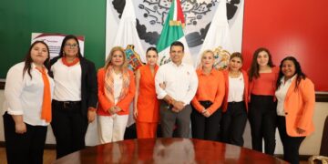 Firma Victoria decálogo contra la violencia hacia las mujeres.