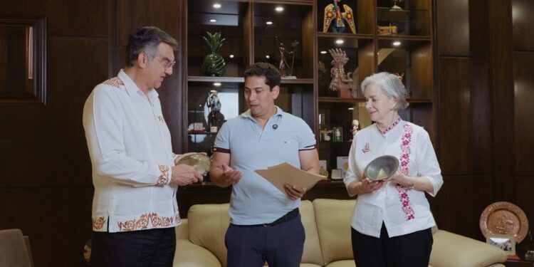 Reciben Américo y María piezas  bendecidas por el Vaticano para la Virgen  monumental de El Chorrito