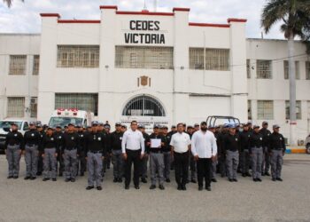 Reconocen en CEDES Victoria a custodio por 34 años de servicio