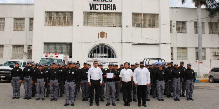 Reconocen en CEDES Victoria a custodio por 34 años de servicio